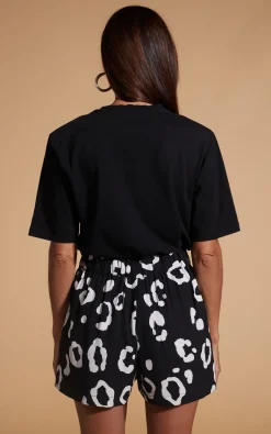Chica Bella Shorts In Oversized Mono Leopard