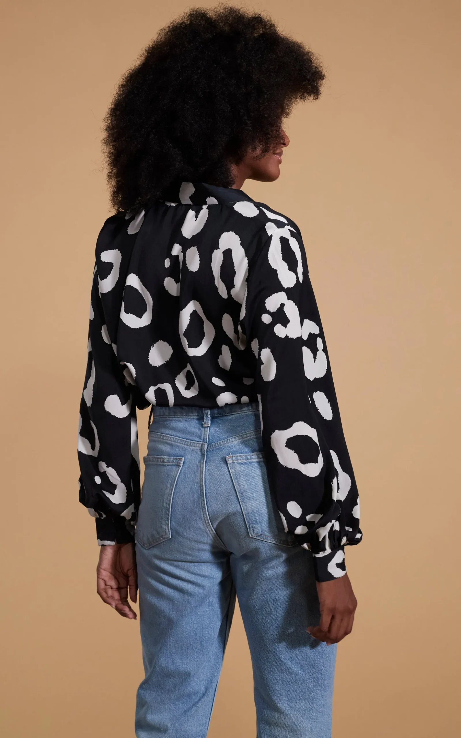 Dixie Balloon Sleeve Shirt In Oversized Mono Leopard