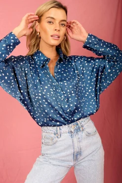 Satin Keaton Shirt In Abstract White On Navy